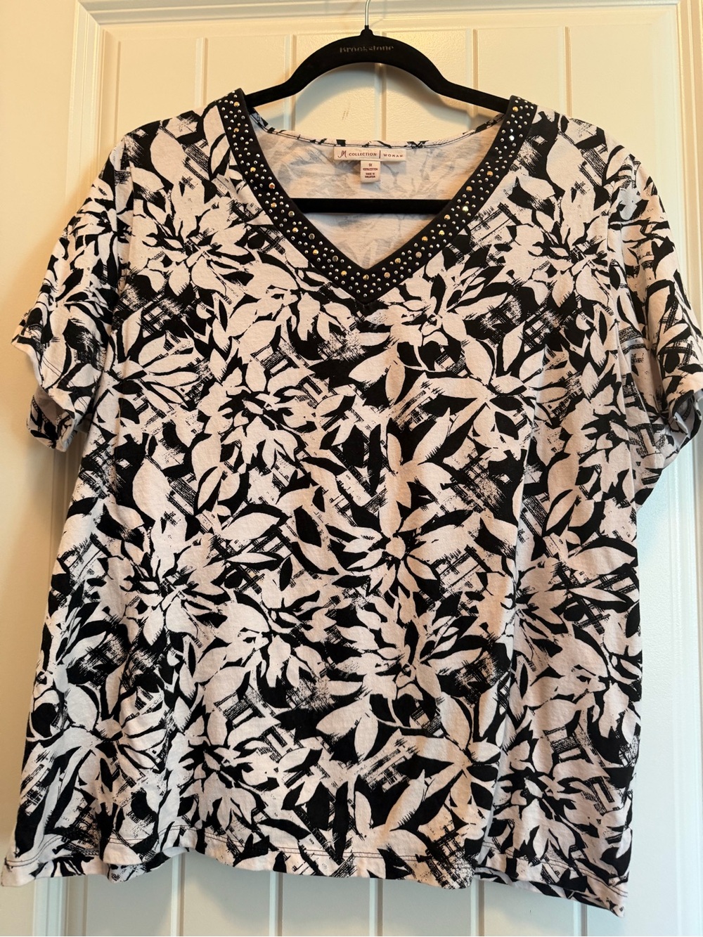 JM Collection Black and White Floral V-Neck Studded Short Sleeve Top